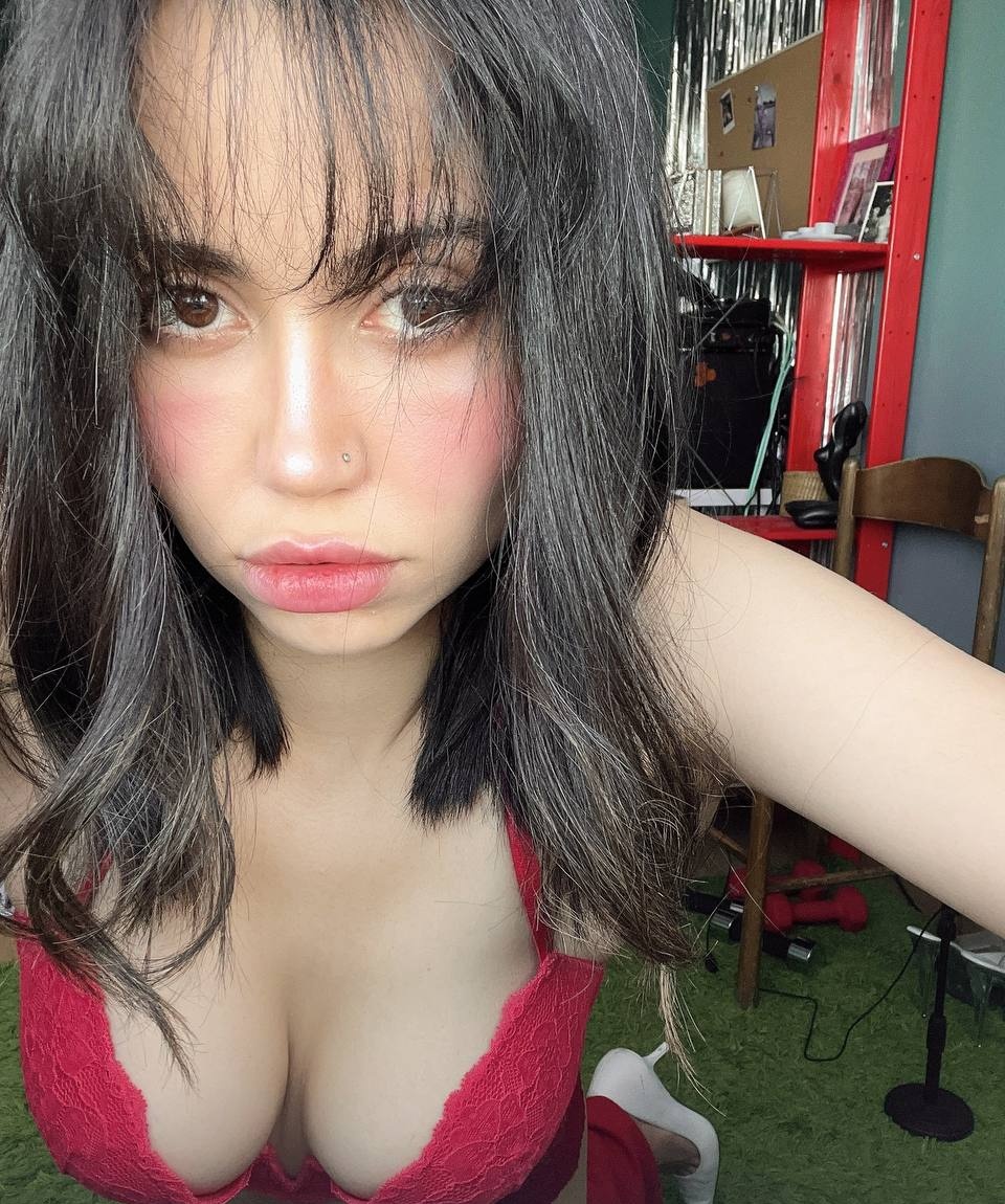 Изабелла привлекальеная девушка из Череповца цена от 7000 руб